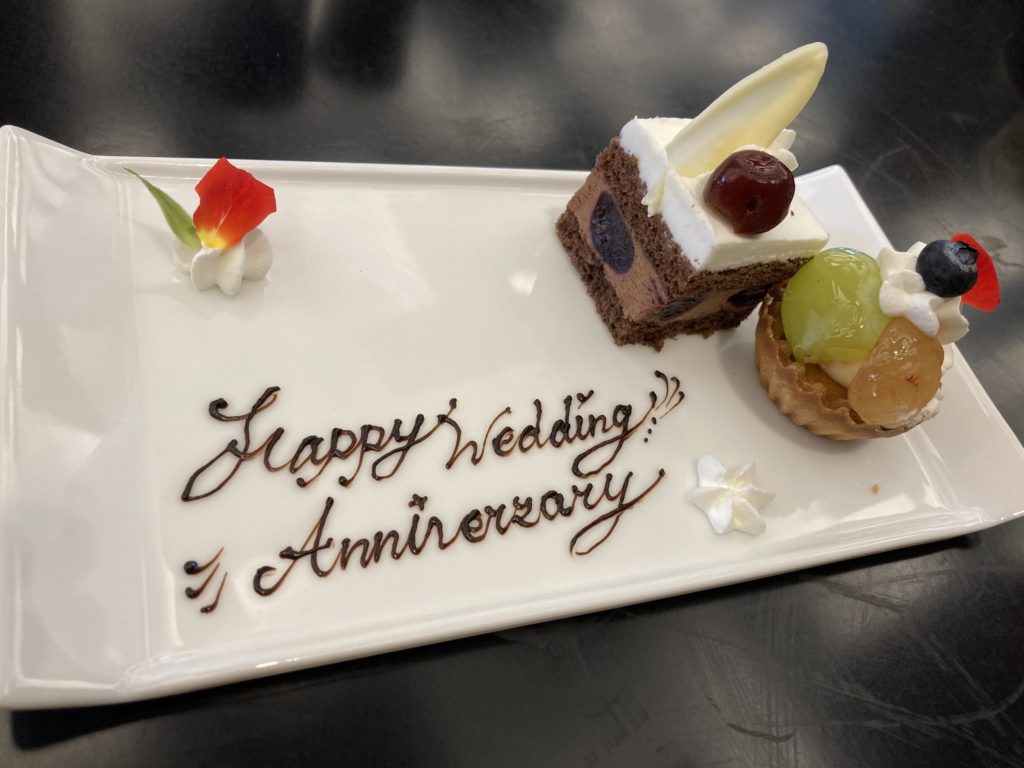 Happay Wedding Anniversaryとお皿に書かれたケーキ