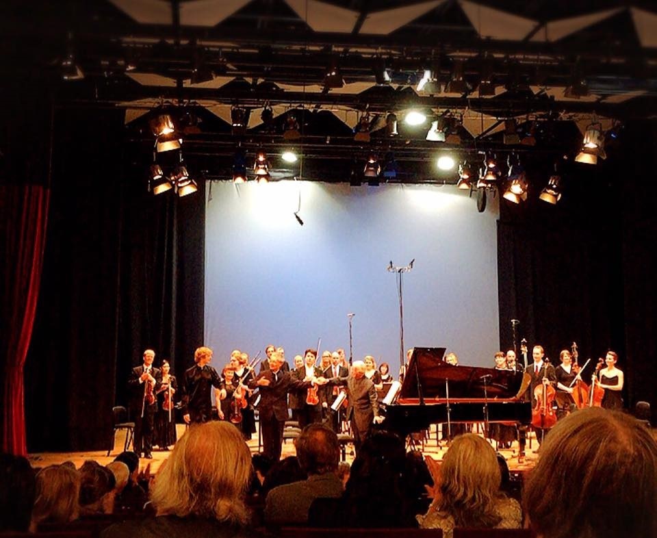 全聴衆がスタンディングの大喝采をあびる舘野泉